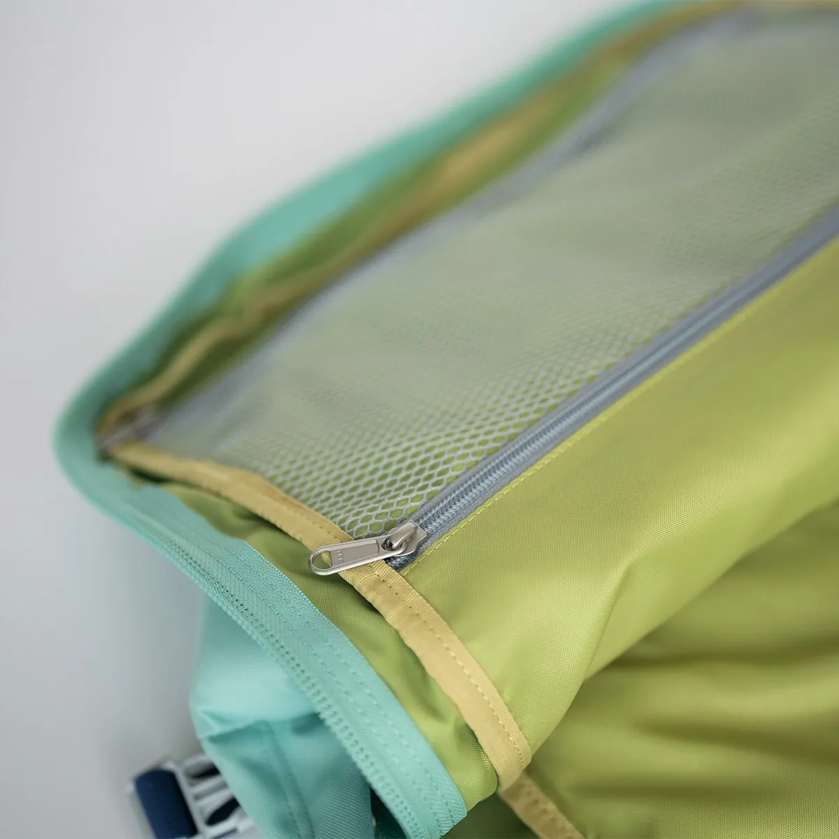 CabinZero Classic 44L (Green Lagoon)