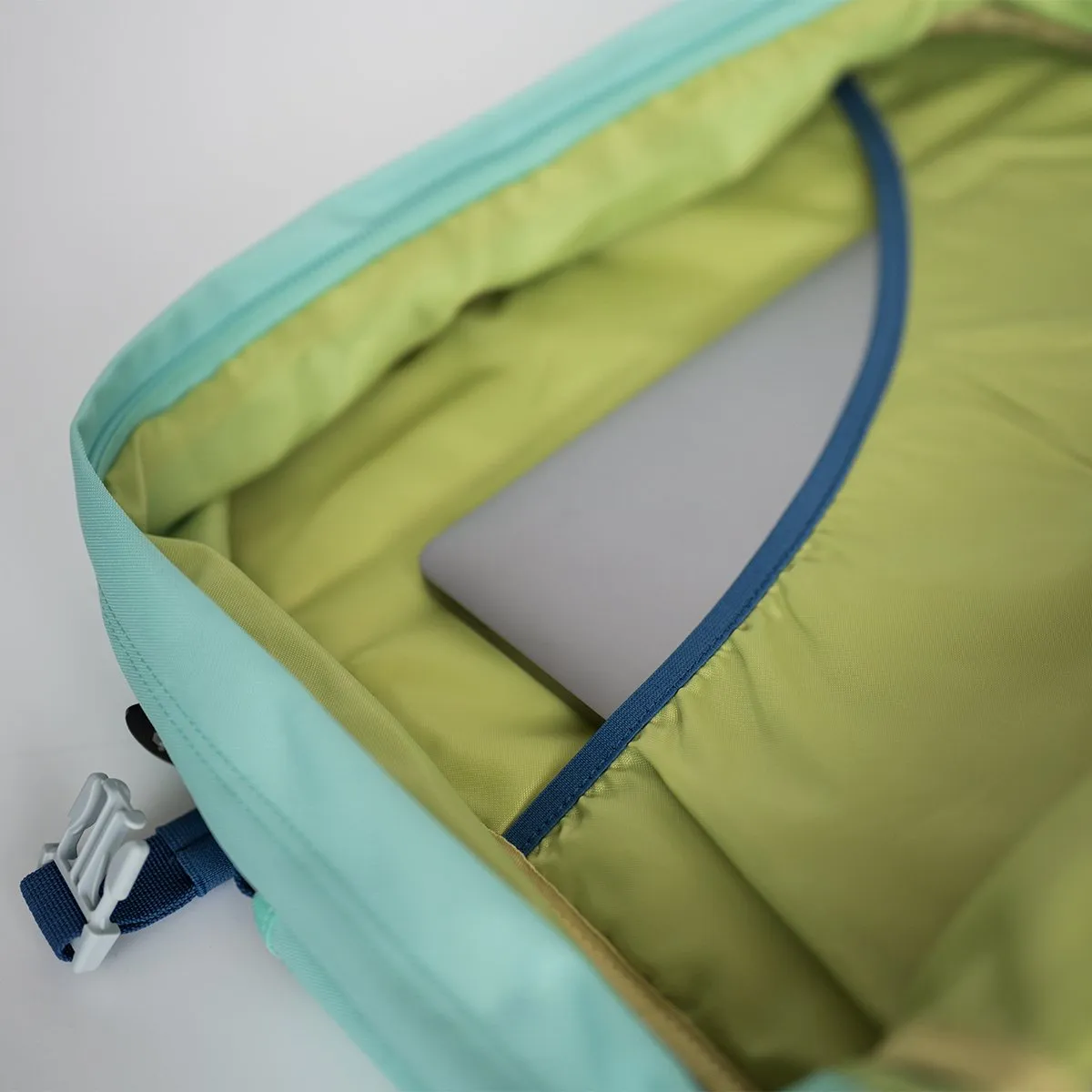 CabinZero Classic 44L (Green Lagoon)