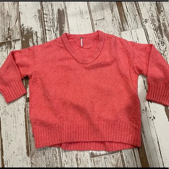 FREE PEOPLE v-neck sweater in pink! 💖Like NEW, runs roomy!!!💖EUC