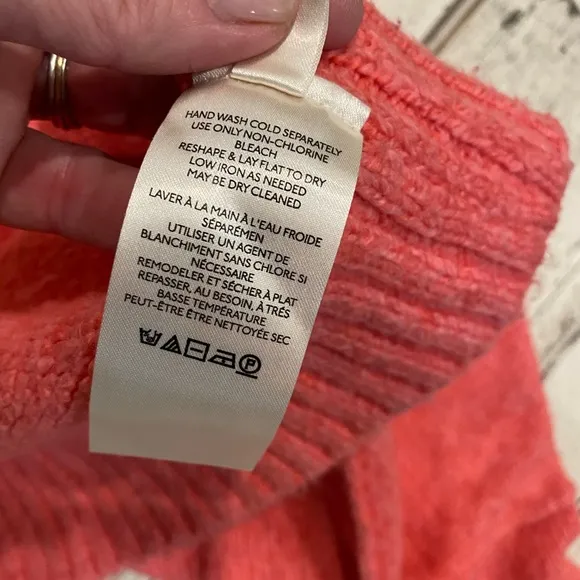 FREE PEOPLE v-neck sweater in pink! 💖Like NEW, runs roomy!!!💖EUC