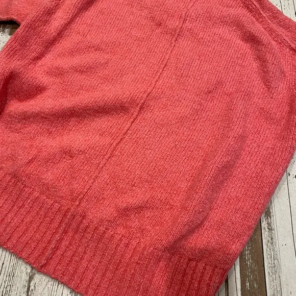 FREE PEOPLE v-neck sweater in pink! 💖Like NEW, runs roomy!!!💖EUC