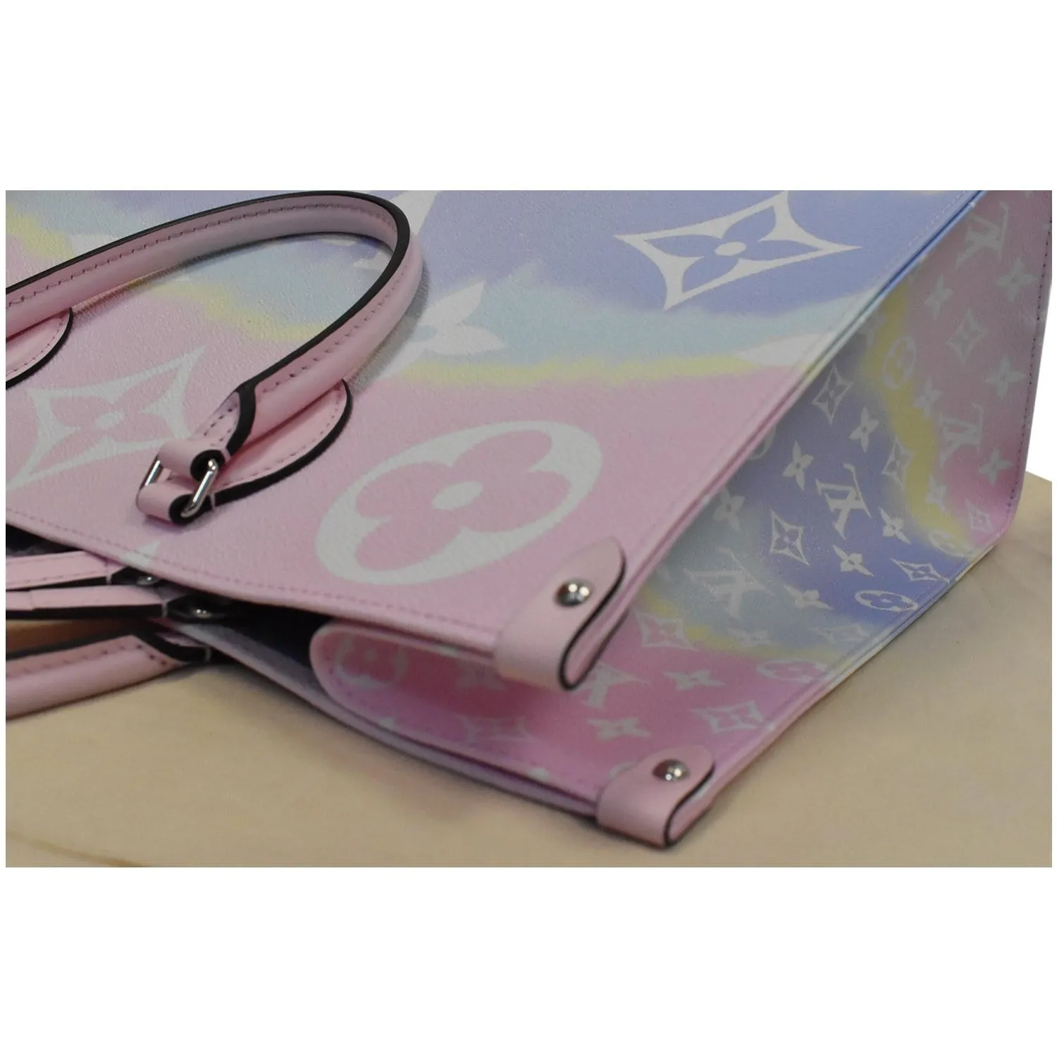 LOUIS VUITTON Escale Onthego GM Monogram Shoulder Bag Pastel
