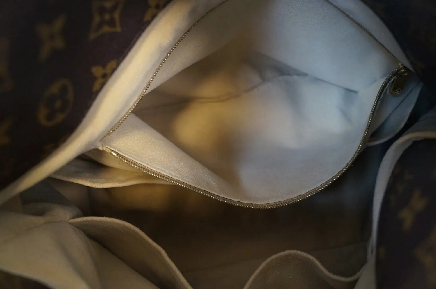 LOUIS VUITTON Monogram Canvas Artsy MM Shoulder Bag