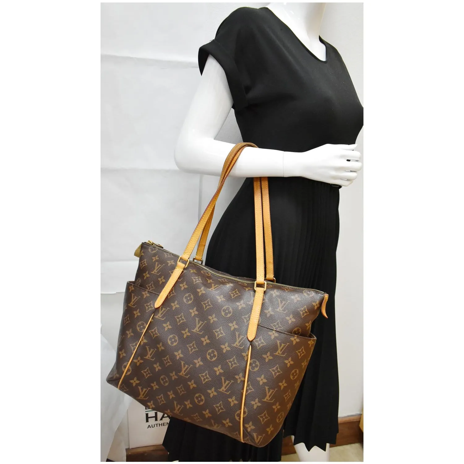 LOUIS VUITTON Totally MM Monogram Canvas Shoulder Bag Brown
