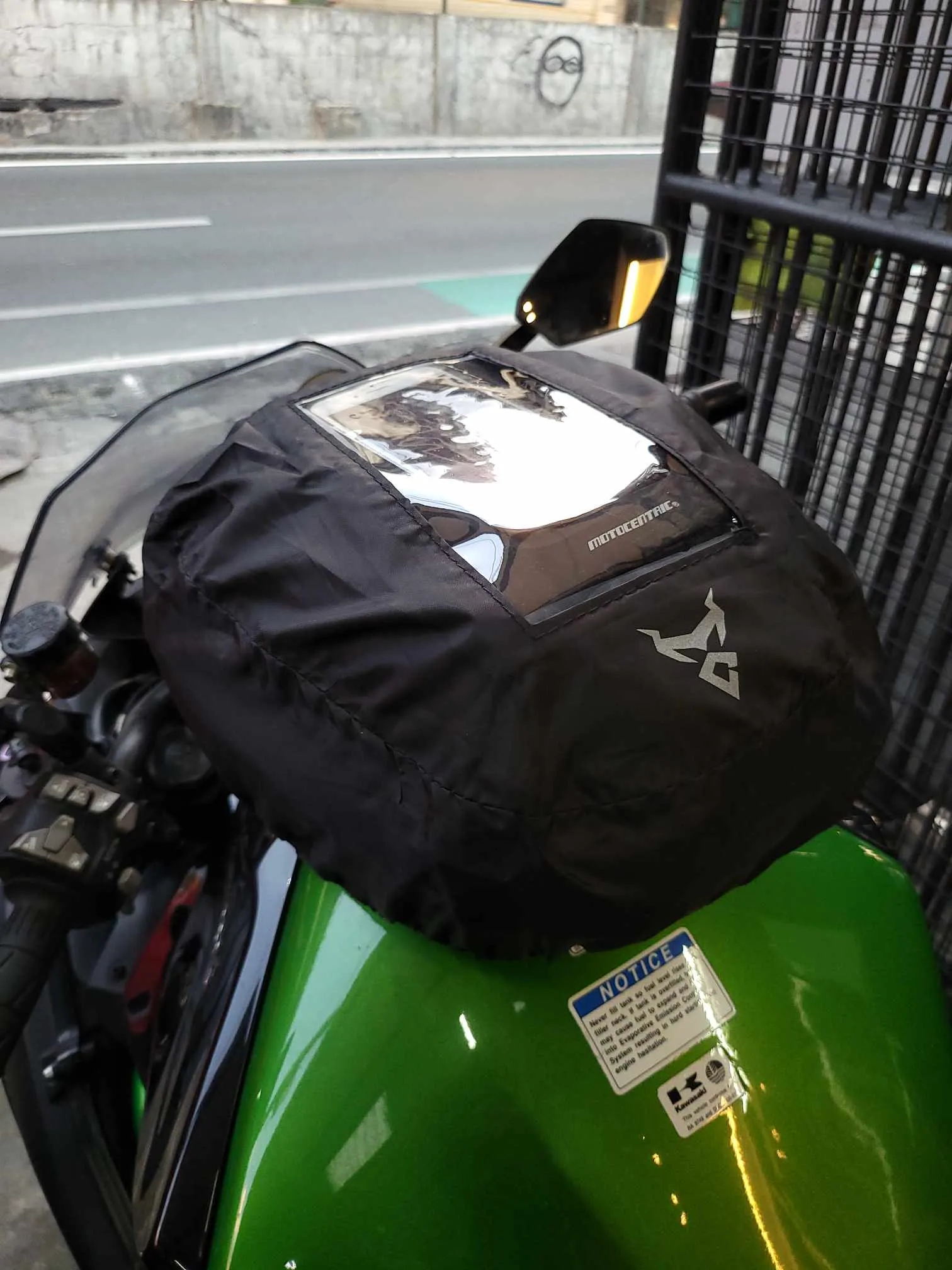 MOTOCENTRIC TANK BAG (CARBON)