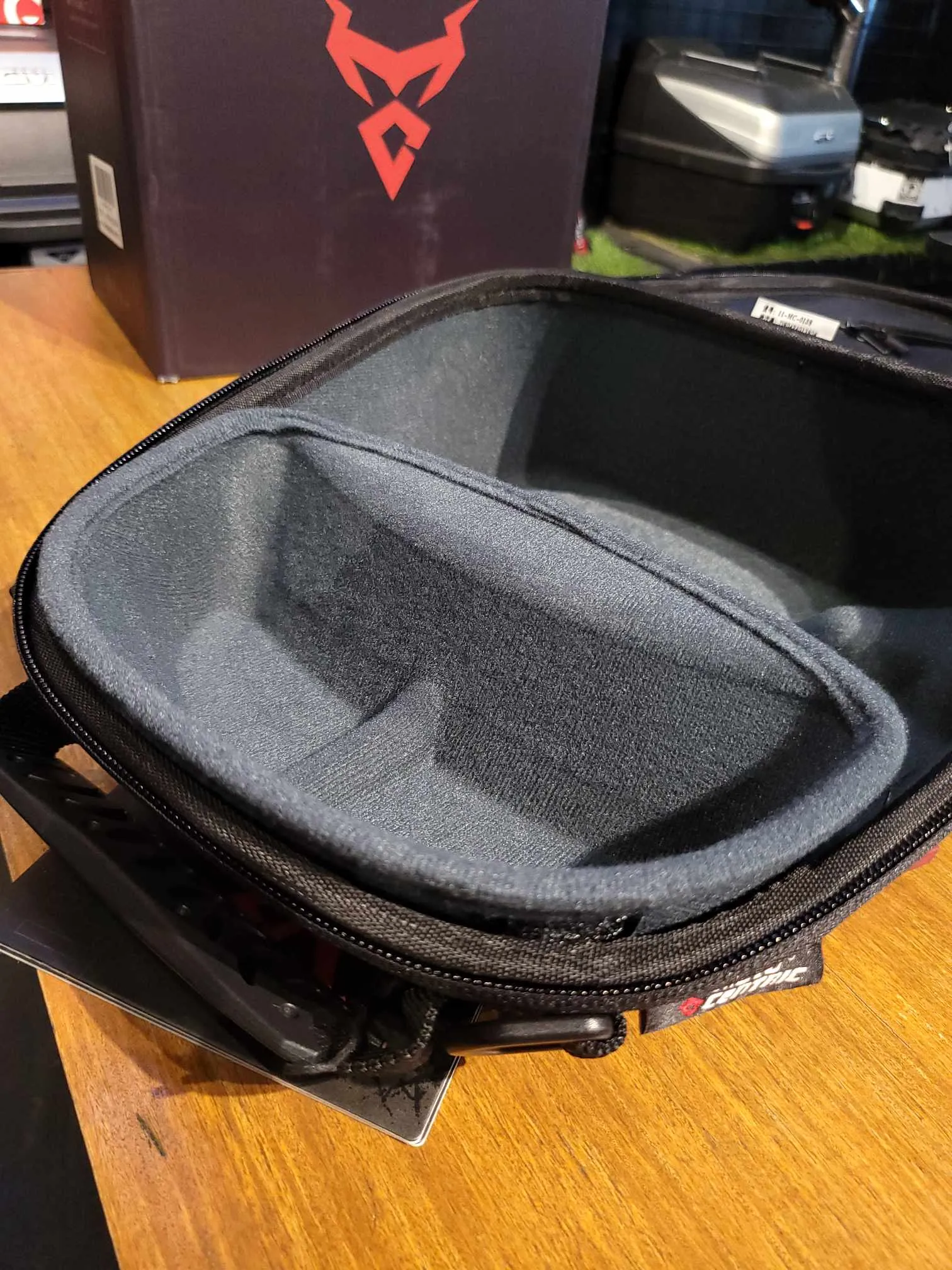 MOTOCENTRIC TANK BAG (CARBON)