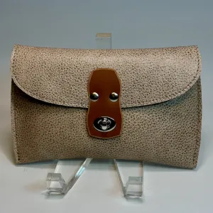 PEBBLE LEATHER CARRY ALL POUCH WITH FRONT CLASP CLOSURE  IIW102