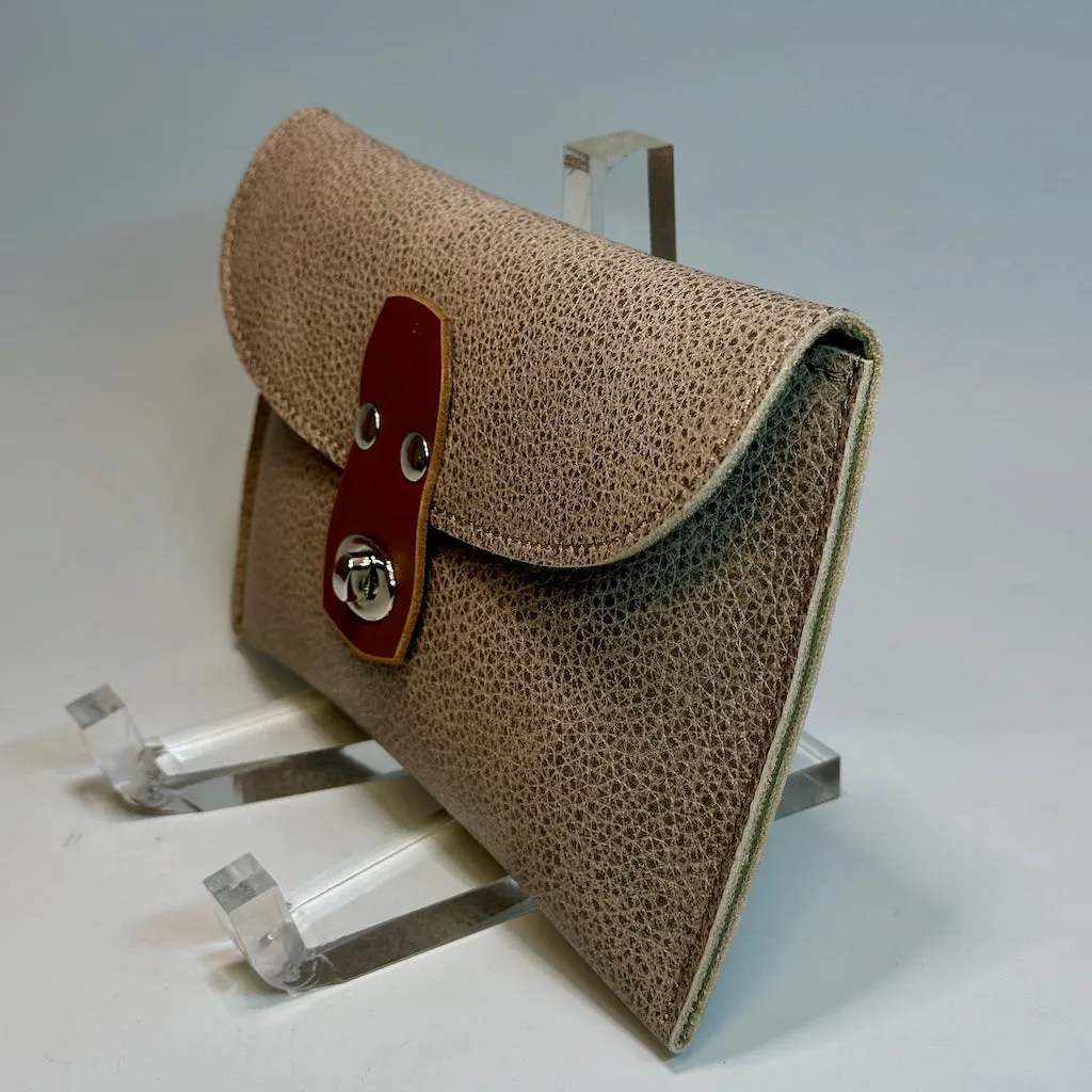 PEBBLE LEATHER CARRY ALL POUCH WITH FRONT CLASP CLOSURE  IIW102