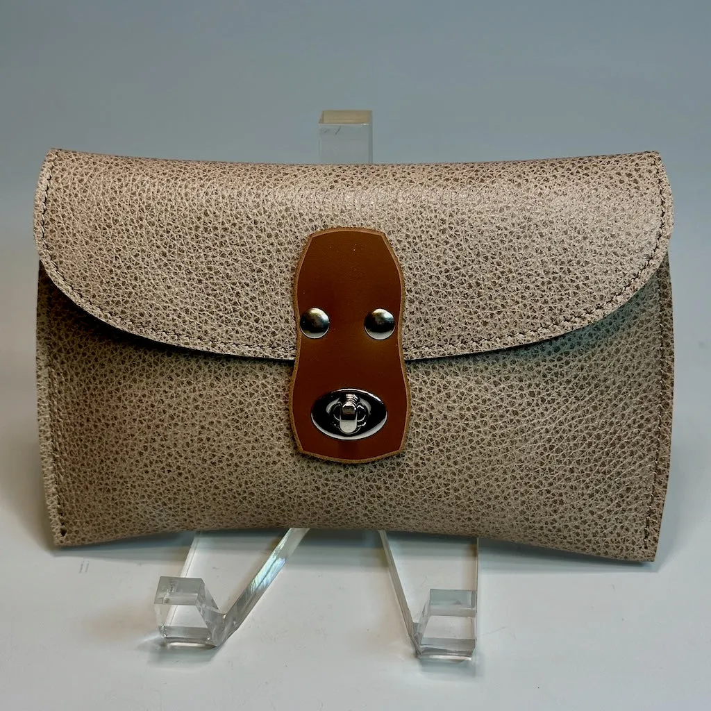 PEBBLE LEATHER CARRY ALL POUCH WITH FRONT CLASP CLOSURE  IIW102