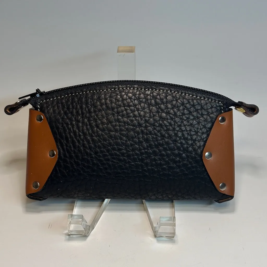 SMALL BLACK AND TAN LEATHER CARRY ALL ZIPPER POUCH IIW101
