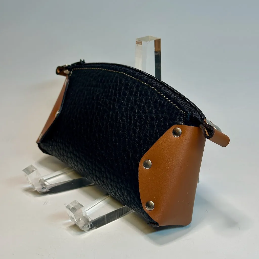 SMALL BLACK AND TAN LEATHER CARRY ALL ZIPPER POUCH IIW101