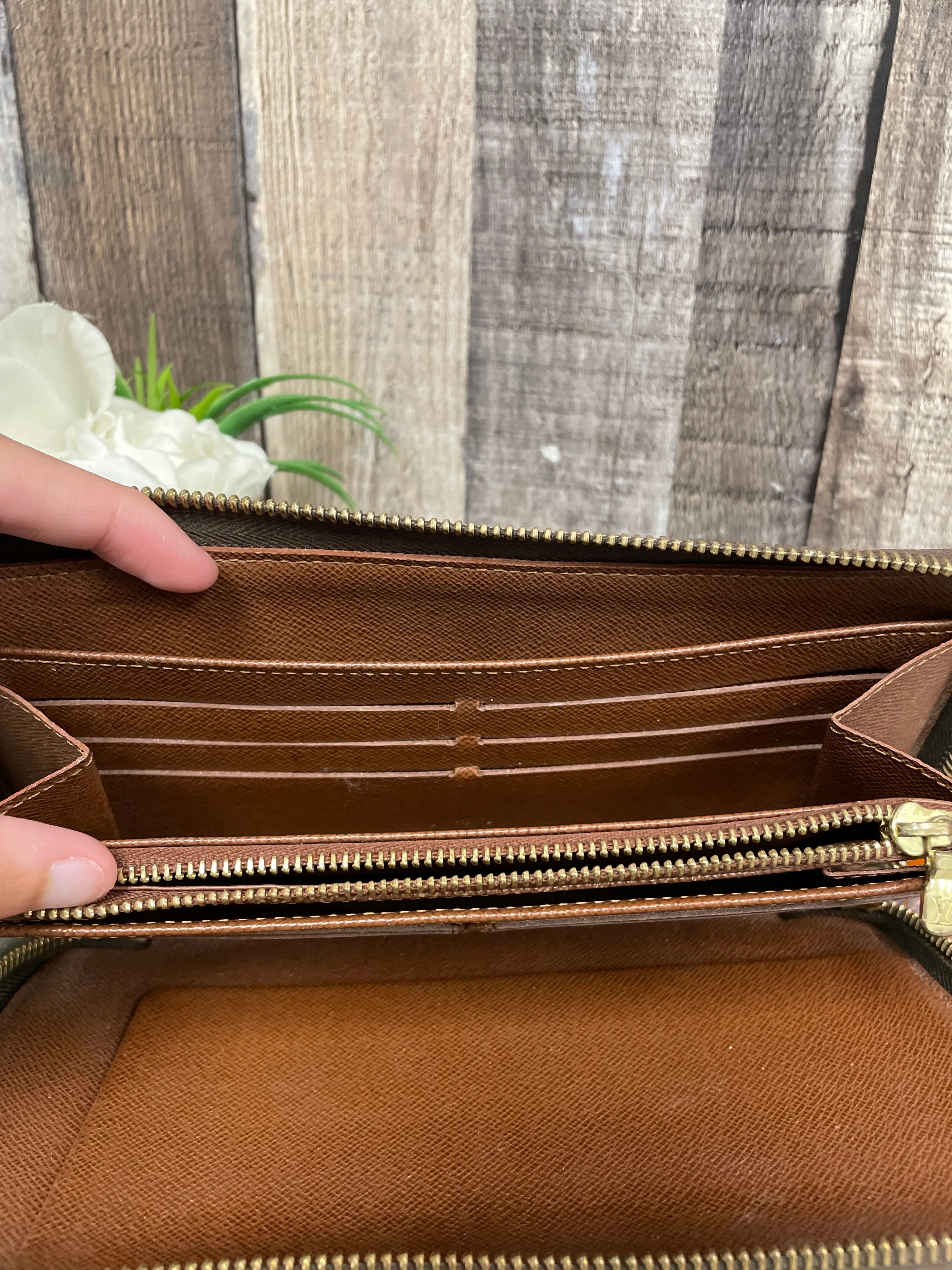 Wallet Luxury Designer By Louis Vuitton  Size: Large