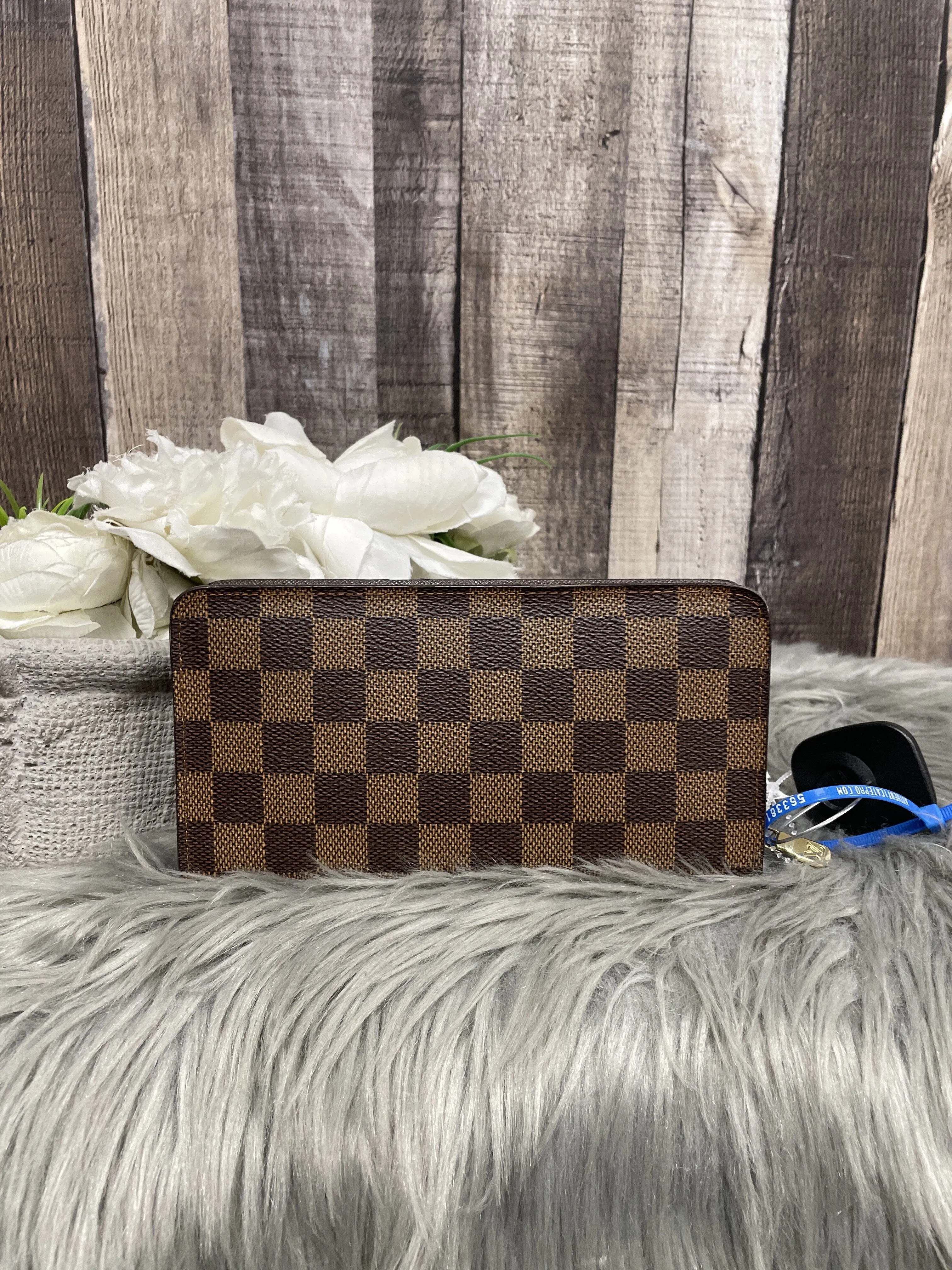 Wallet Luxury Designer By Louis Vuitton  Size: Medium